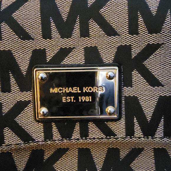Michael Kors small Crossbody. EUC - Picture 2 of 7